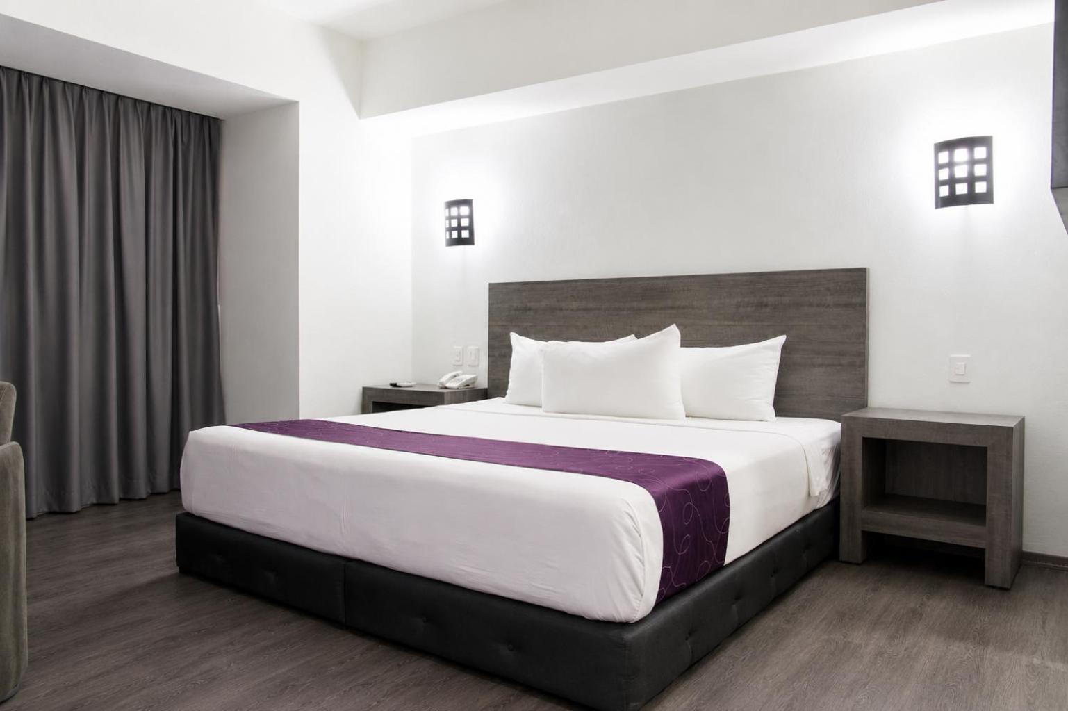 Habitación con cama extragrande y vistas interiores