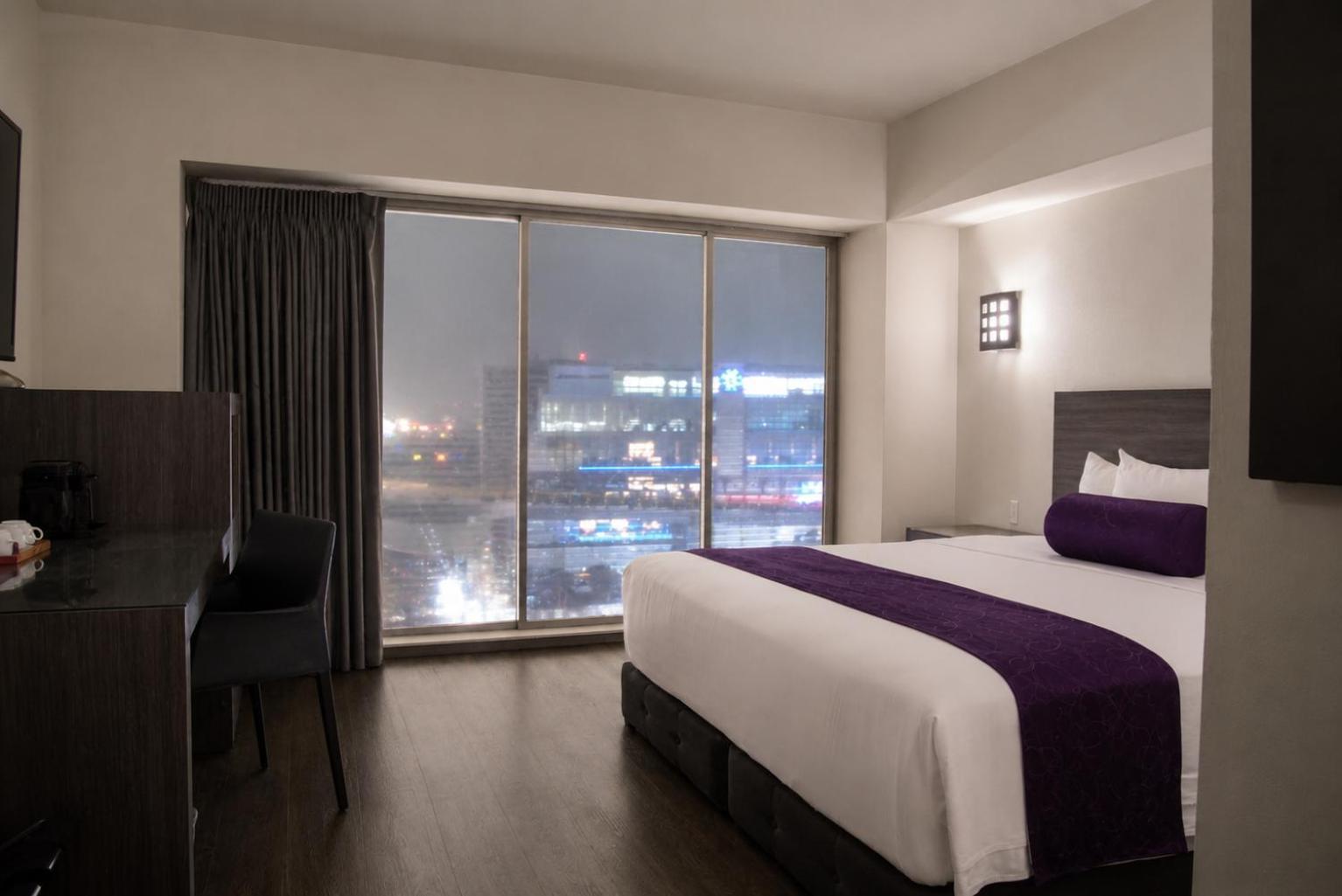Habitación con cama extragrande y vistas a la calle